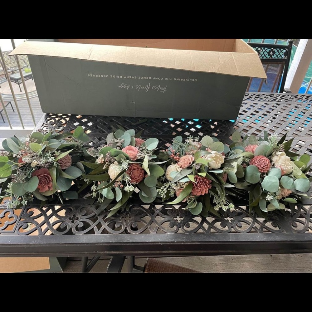 Wood sola arbor centerpiece with 2 tie backs and 4 table centerpieces